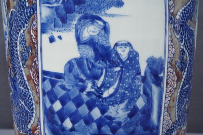 Un vase de forme rouleau en porcelaine de Chine bleu, blanc et rouge, Kangxi